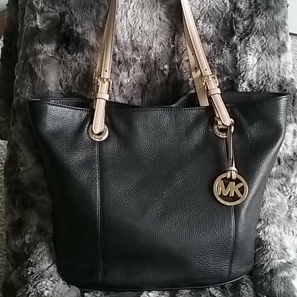 Michael Kors Handbags - Michael Kors LEATHER PURSE